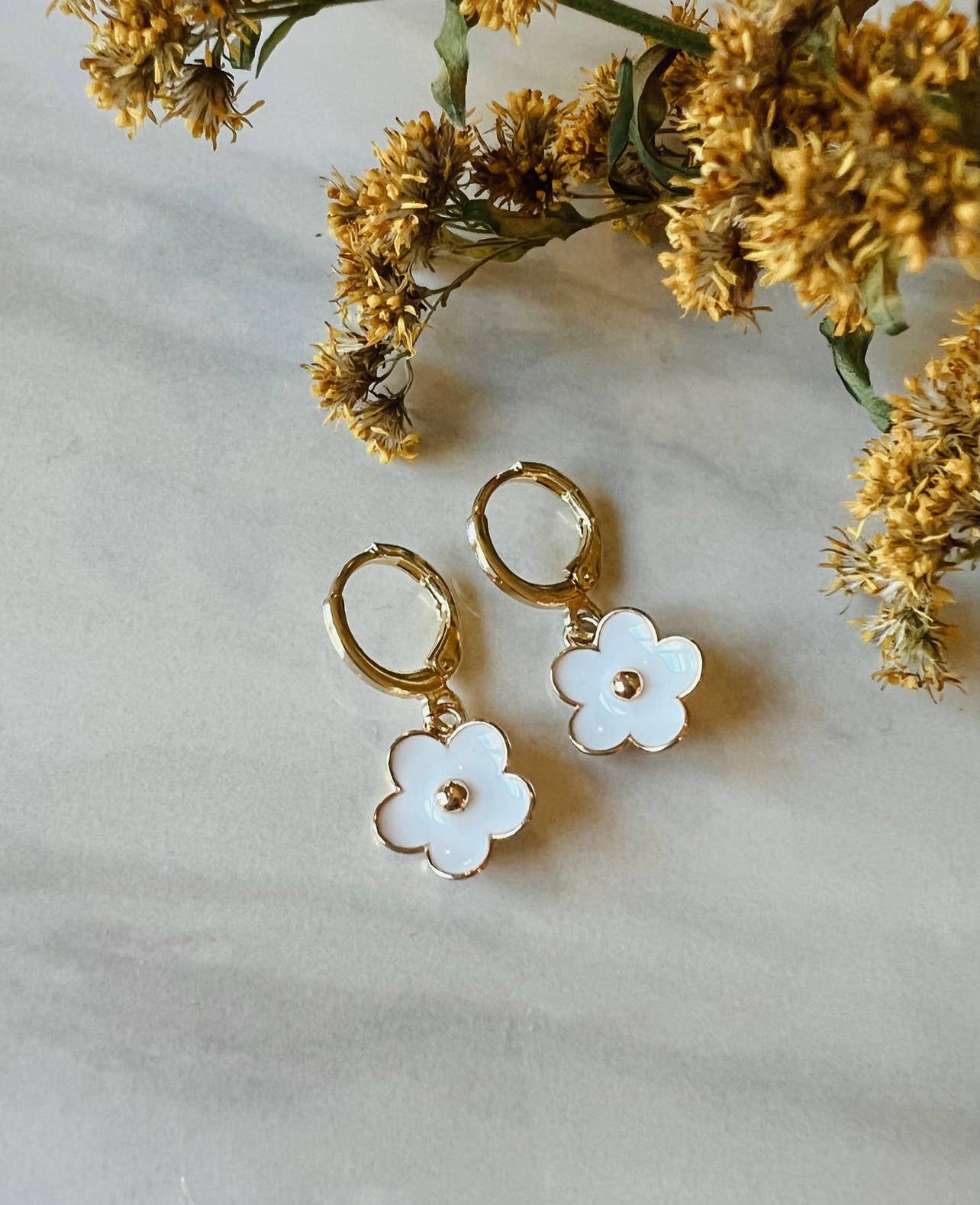 kaldi kollective - DAISY // enamel flower huggie hoop earrings